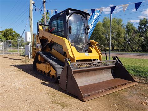 Your guide to CAT skid steer loaders for road maintenance